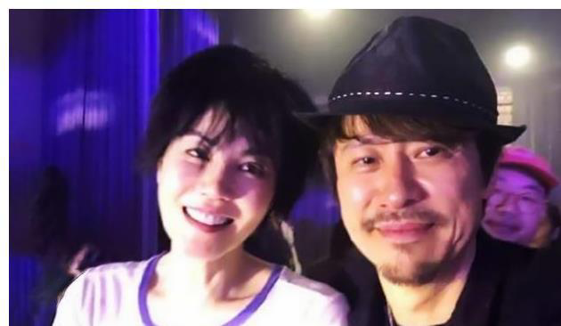 王菲|王菲近照曝光，衣服太宽松小腹突出，引发网友的讨论