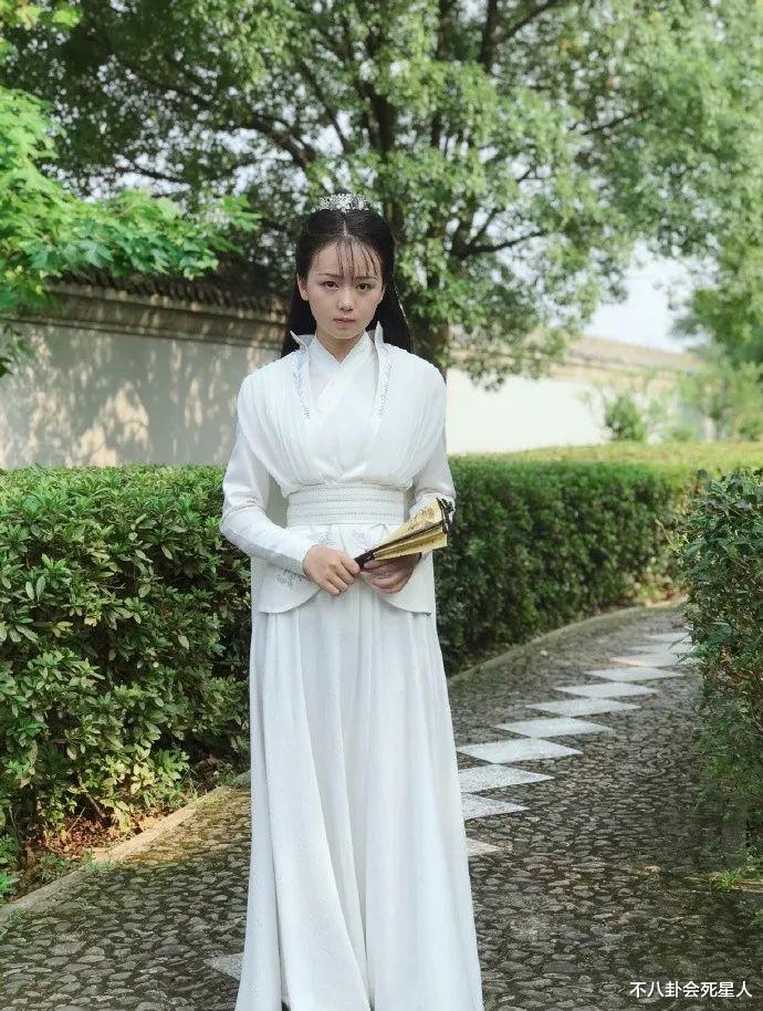 小戏骨|“小宝钗”钟宝儿长残了！16岁脸圆下巴短，失去灵气变普通素人