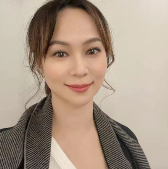 明星素颜|21岁女星街边摆地摊！素颜叫卖无人认出，惨遇小偷却不敢报警