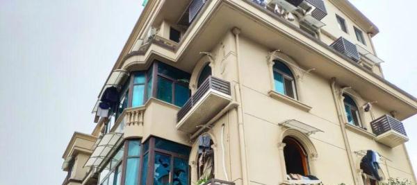 高小樂樂 杭州競舟路荷花苑一戶人家發生爆炸窗戶玻璃全部被沖碎