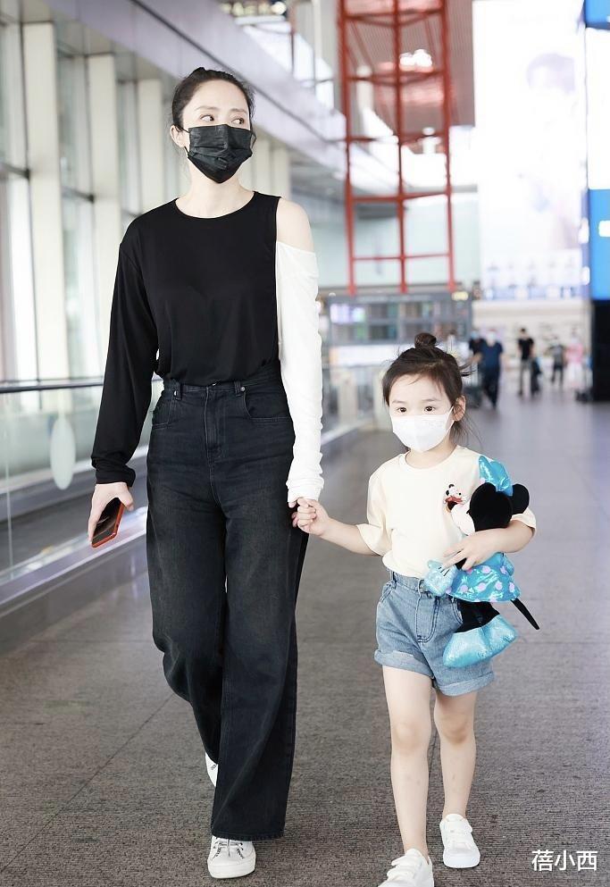 蓓小西|董璇的女儿小酒窝基因真好，穿针织衫+半身裙，气质远超同龄人