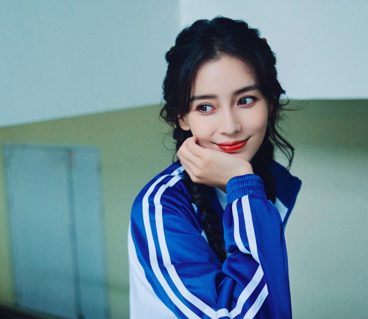 李小冉|杨颖工作室发精修图，遭粉丝吐槽：真不如饭拍，换摄影师吧