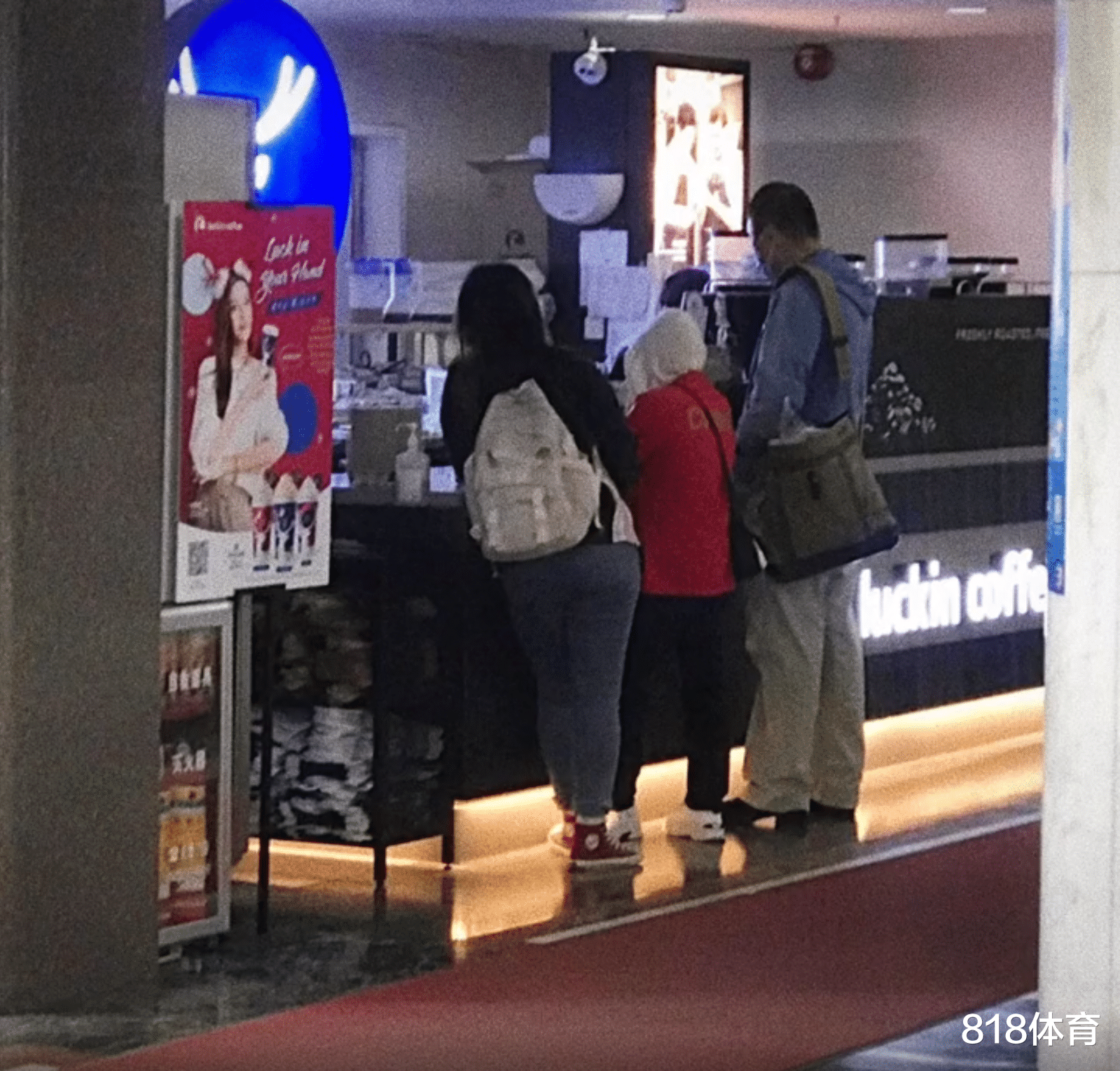 刘涛|顶流! 全红婵现身瑞幸咖啡买奶茶, 队医怕她吃蛋糕紧随, 3位\保镖\护驾