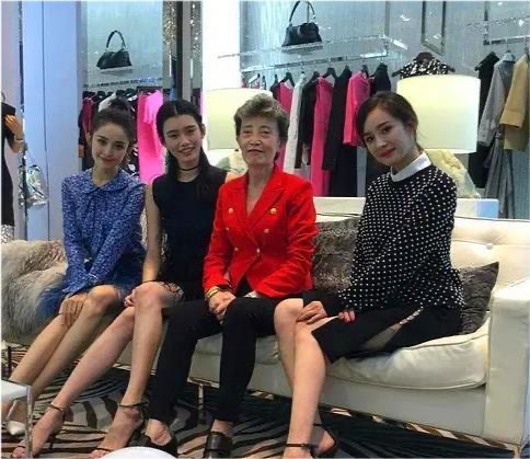 古力娜扎|杨幂与古力娜扎同框好尴尬，从头到脚都输了，一个站姿道出了一切