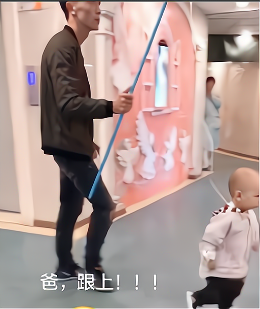 兜妈爱叨叨|“霸气男孩”在医院输液，背手散步领导范儿十足，爸爸甘当小跟班