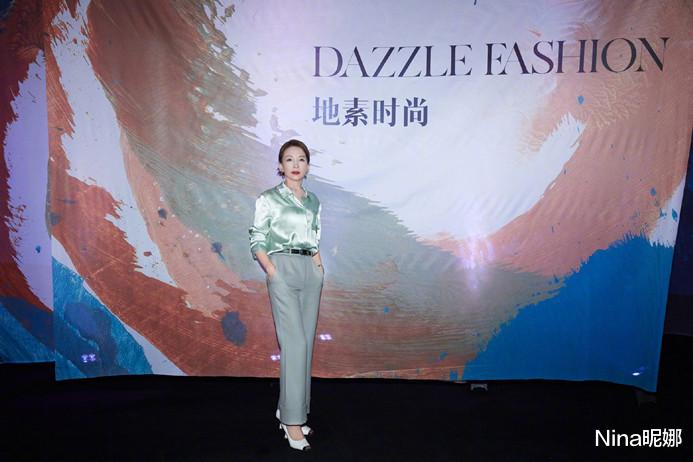 Nina昵娜|孙怡真孝顺首次携妈妈看秀，穿皮短裙比妈妈高半头，勾肩搭背同框似姐妹