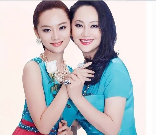 全球时尚号|大宋佳女儿张楚楚美“出圈”,穿白色礼服秀半肩,银色裹胸太抢镜