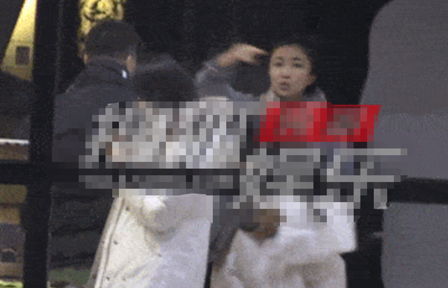 风起洛阳|孙红雷夫妇看话剧被偷拍！和美女热聊拥抱，老婆贴心帮忙开车门