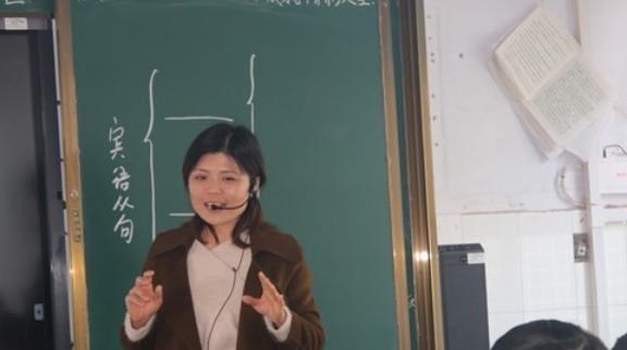 天明情感说 深圳一中学老师晒出工资单，看后才明白，为什么博士生也争相应聘