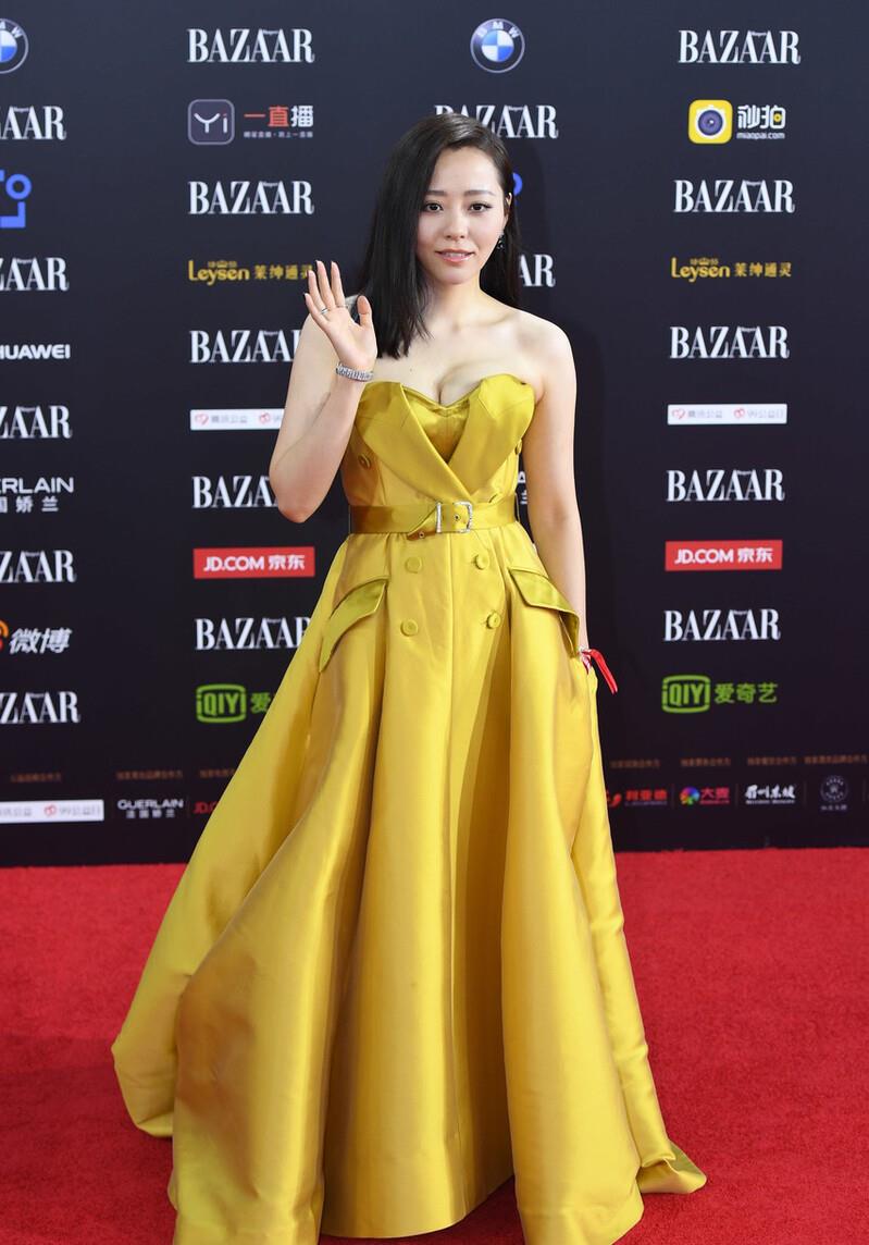 张靓颖|张靓颖离婚后更敢穿，黄色抹胸裙高级贵气，饱满的身材更有女人味