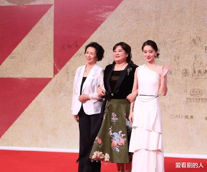 倪妮|金鸡奖红毯：单依纯金色长裙美，倪妮直角肩抢眼，张子枫清新灵动