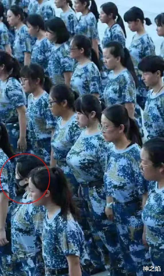 神之焰 小哥别一直盯着妹子了，你好歹掩饰下啊哈哈