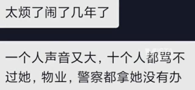 四川一年轻女子跪求男友开门引争议,经常两三点来闹,拿她没办法