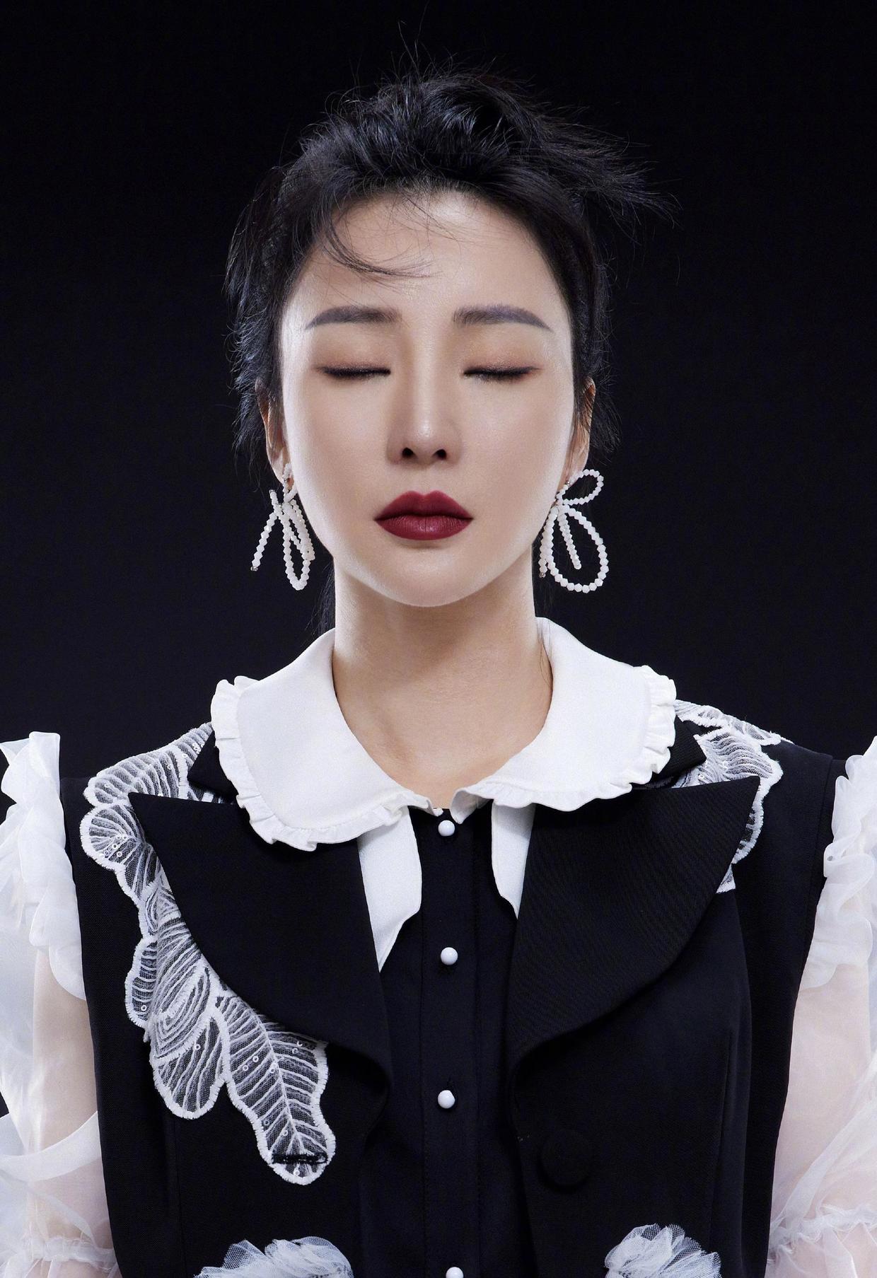 柳岩|柳岩越来越会穿，穿黑白薄纱裙配长裤，气质在穿什么都高级