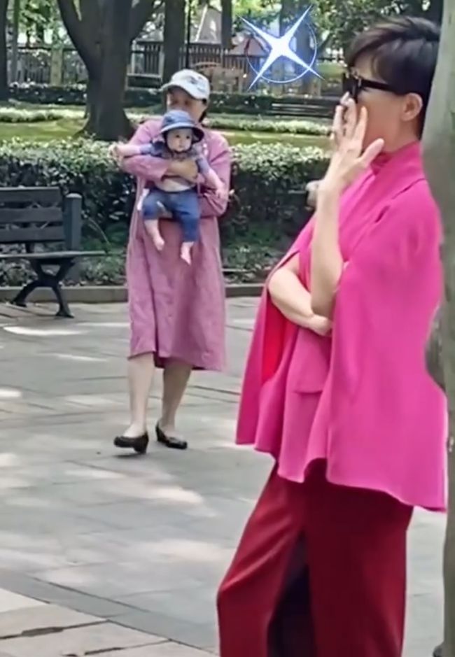 刘嘉玲|刘嘉玲在上海徐汇公园里跳广场舞，素颜没认出，还被提醒走位错了！