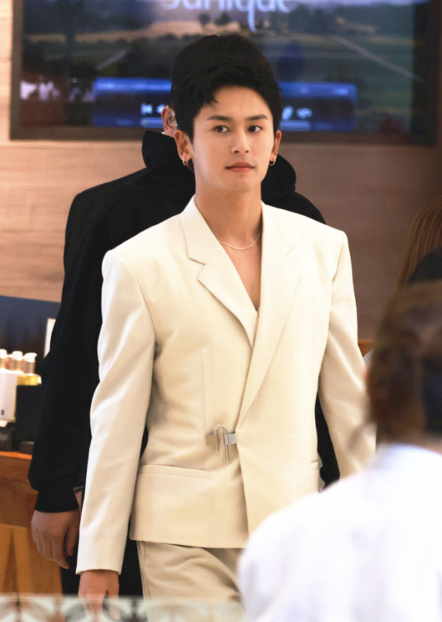 BiuVogue|怪不得张哲瀚能爆火，颜值帅气身材还好，穿西服都藏不住肌肉