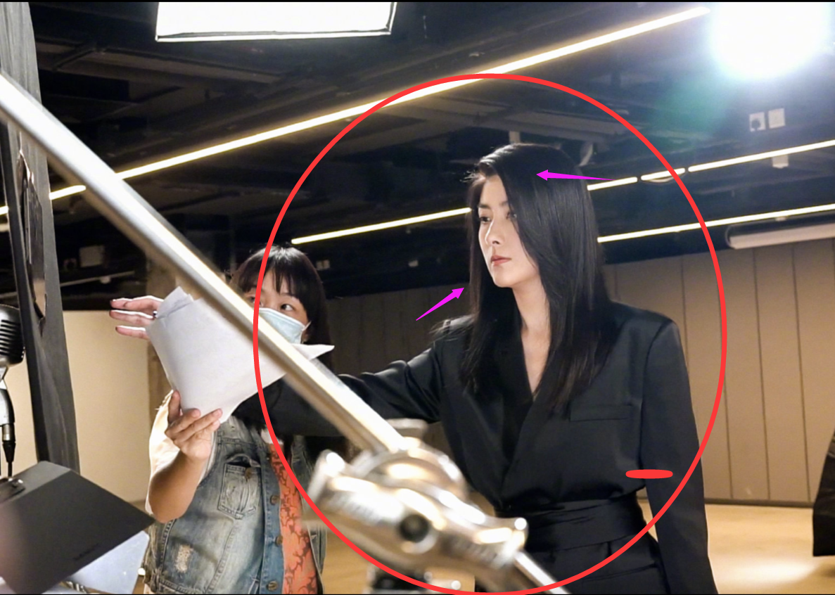 陈慧琳|49岁陈慧琳五官紧致气质冷清一袭黑衣状态佳，随手一拍比大片还美