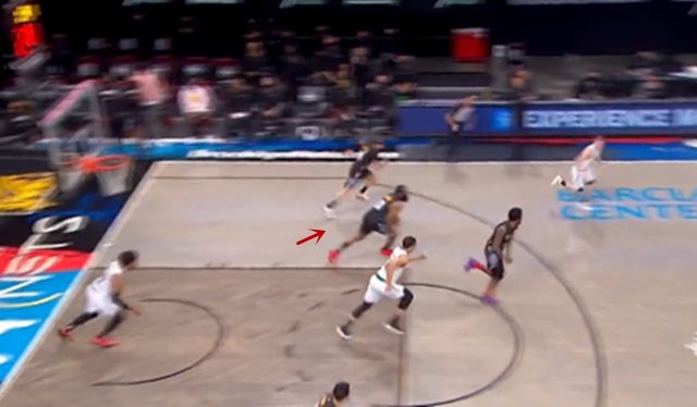 詹姆斯·哈登|先讓你過去！哈登反手就使出絕招！3秒后斯馬特直呼難受：誰偷我的球了？