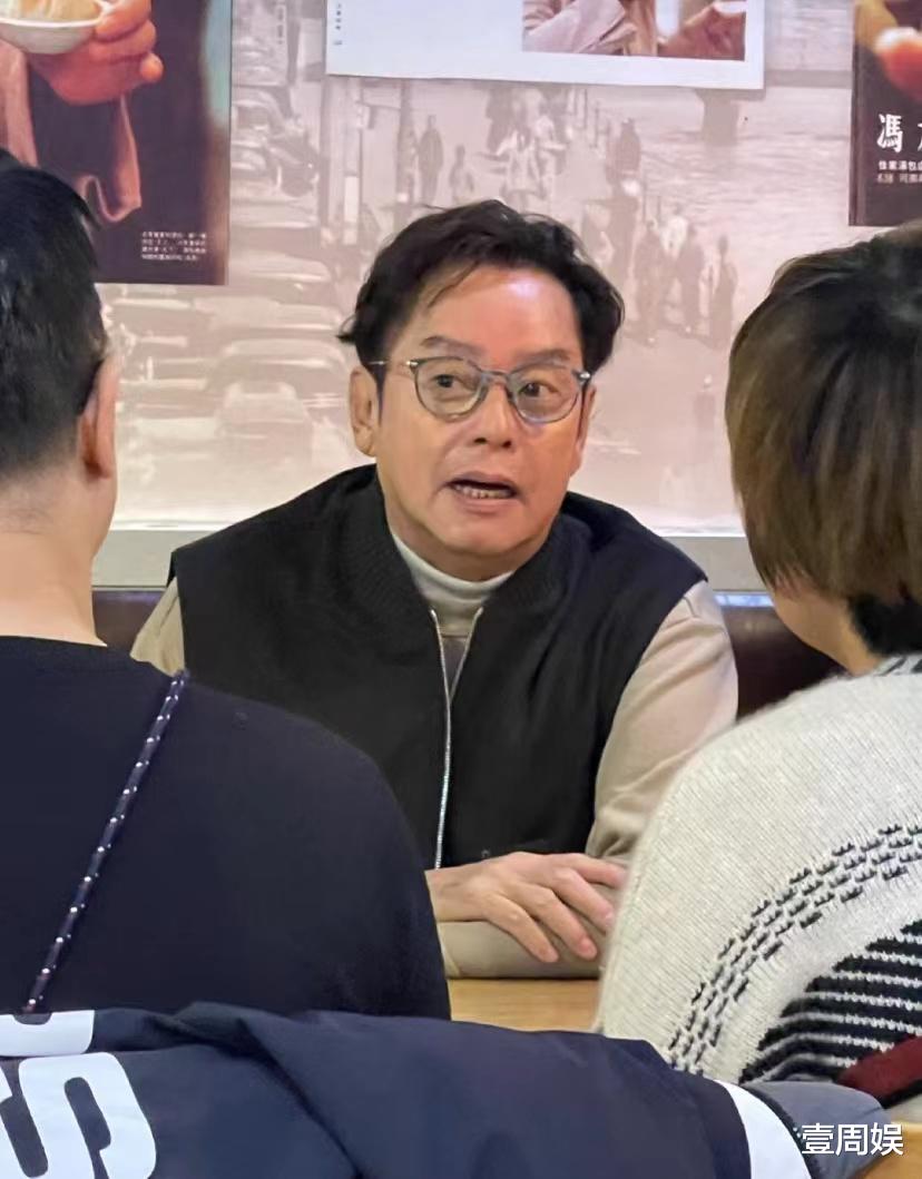 谭咏麟|谭咏麟不受丑闻影响，大摇大摆出门吃包子，71岁依旧生龙活虎！