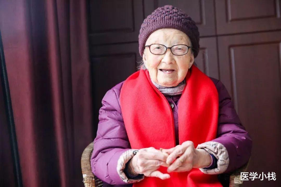 医学小栈|101岁老人查出骨密度-3.1，用了半年上升至-1，方法获医生称赞