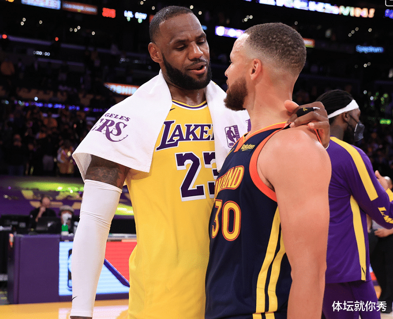 湖人队|比赛结束，湖人球员都在庆祝，有谁留意，他却第1个走向了詹姆斯