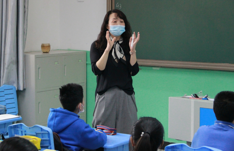 Ainee妈咪|北大清华硕士争当中小学老师,原因很现实,过来人:都是聪明人