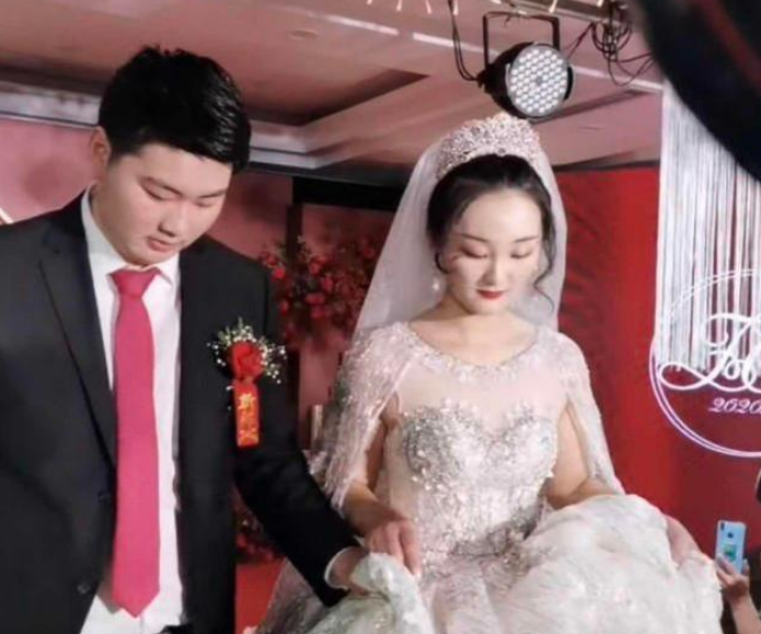 陈亚男|大衣哥儿媳妇变这样了？穿着学生制服，在直播间大跳活泼舞蹈