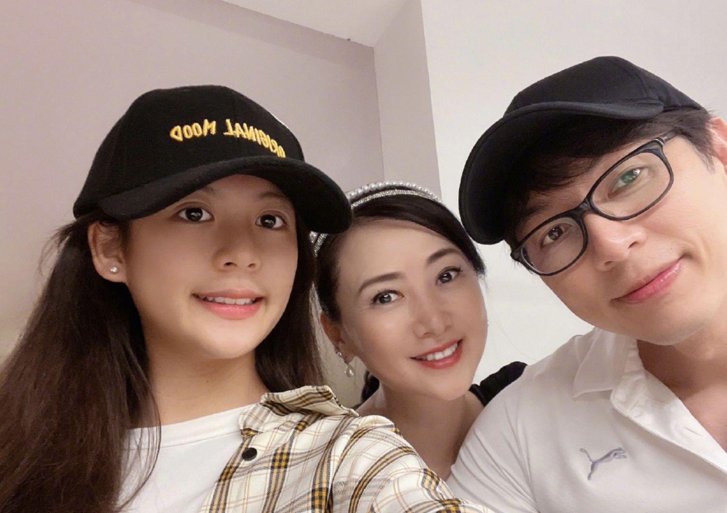 翁虹|翁虹晒全家福为女儿庆生，14岁小水晶长相清纯，和爸爸如复制粘贴