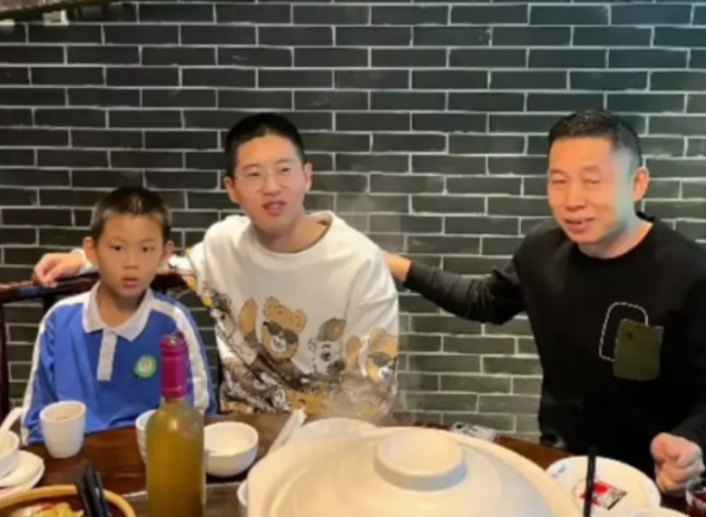 江南征|孙卓二姐长相漂亮气质佳，24岁月入过万，网友：孙家欠她一句道歉