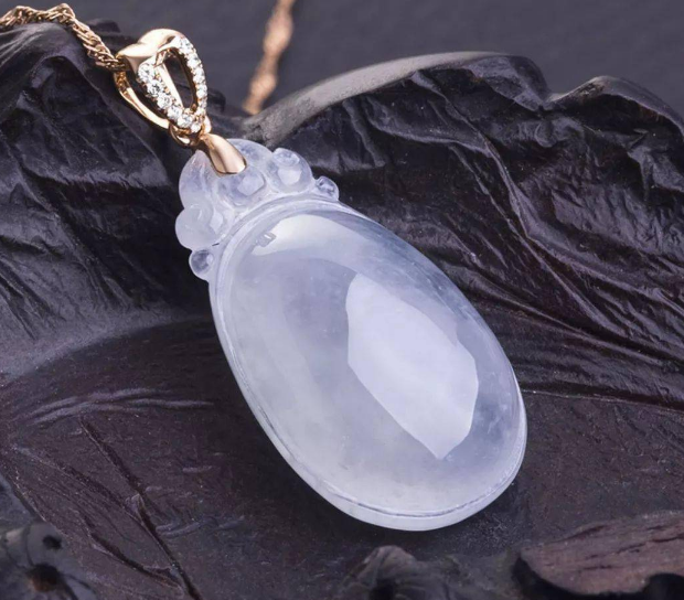 冰种翡翠|冰种老坑种翡翠很珍贵，那么它有什么特点呢？怎么进行分辨呢？