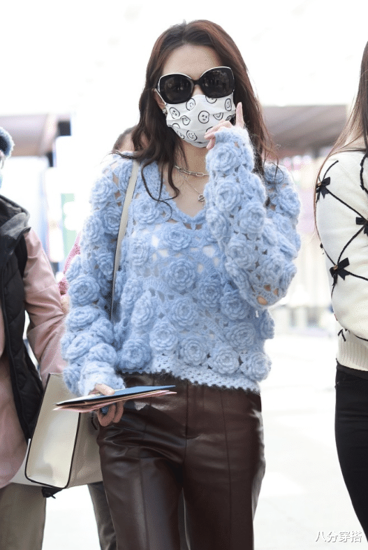 八分穿搭 徐璐终于不低调，穿蓝色镂空装上衣配上开衩皮裤，个性时髦真惹眼