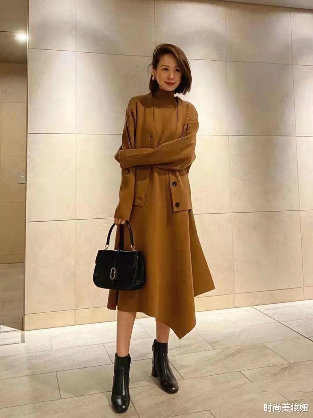 时尚美妆妞 50岁女人穿衣越简单越高级，秋季毛衣极简搭配，气质又时髦