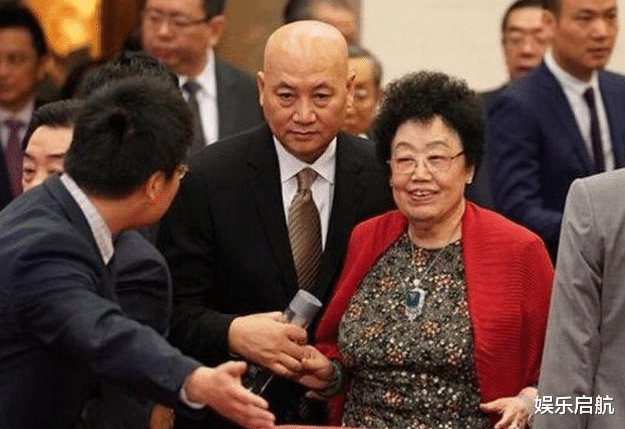 迟重瑞|迟重瑞娶了大11岁的陈丽华，身家瞬间爆增百亿，却被三件事难倒了