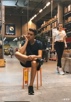 |搞笑GIF：100万一次，100万两次，好的后面大哥出500万，成交咣当...