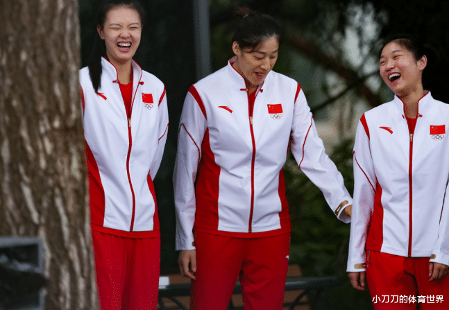 女排|密接依然训练，组委会搞双重标准，女排应提出抗议，戴口罩比赛