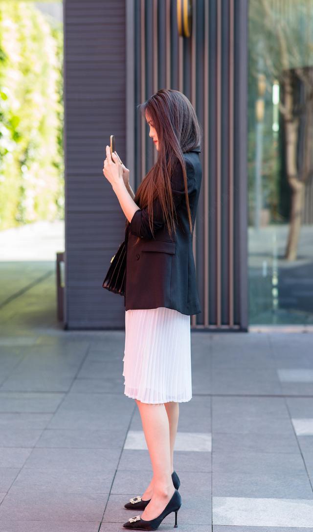 求职|西装+半身裙，早春时节这样穿，做个优雅大气的职场女人