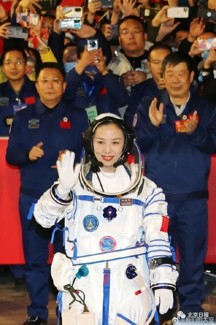 最美航天员王亚平两次登上太空,网友:为什么40岁看上去像20岁?