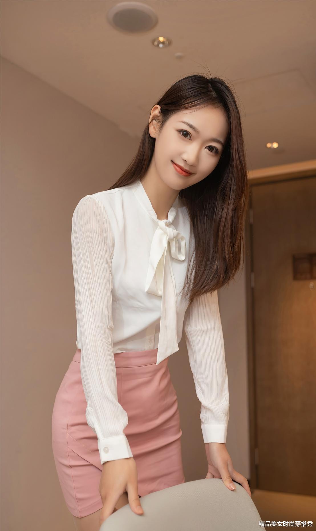 衬衫|简约百搭的白色衬衫，下搭一条粉色的短裙，让你变得浪漫又时髦