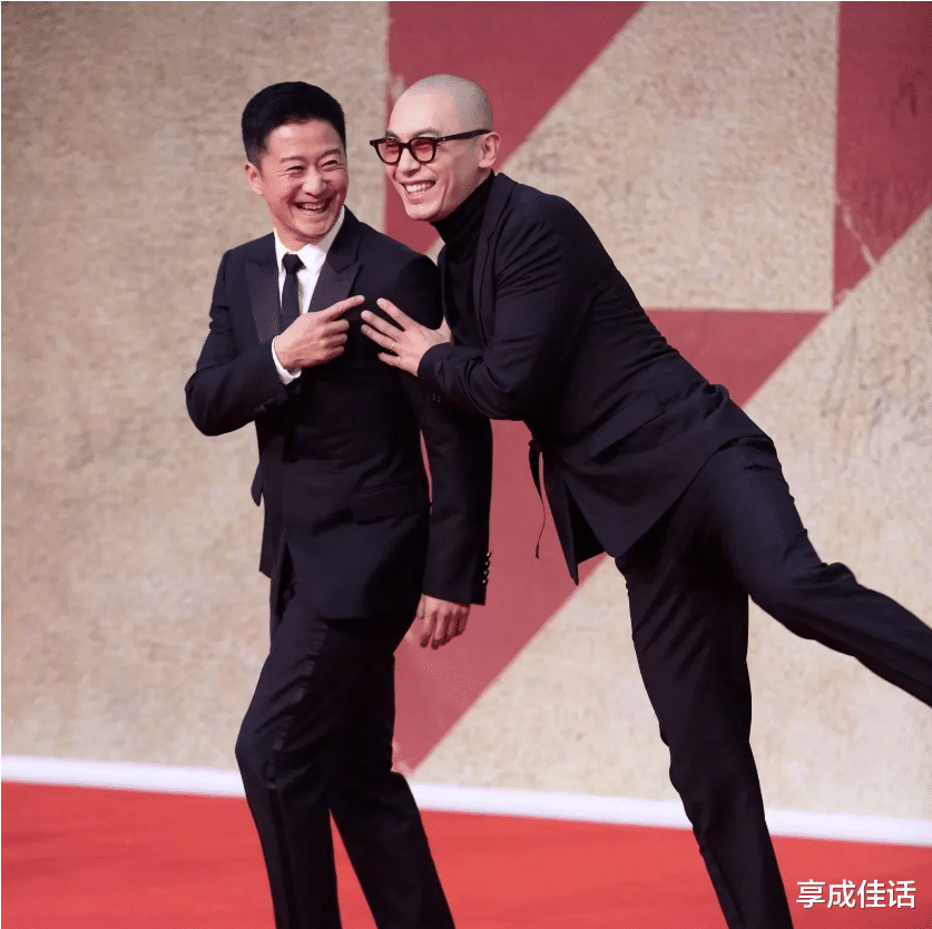 朱亚文|朱亚文光头造型现身，先不说帅不帅，一出场那身姿完全是鹤立鸡群