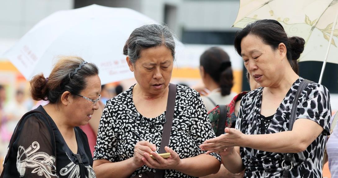 我是妈妈|奔驰男车主好心搀扶摔倒大妈，大妈却推销“嫁女儿”，结局很有趣