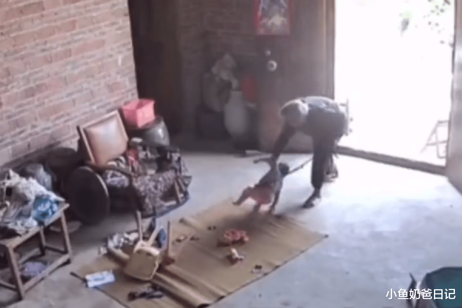 小鱼奶爸日记|留守儿童与年迈老人:一根绳子背后,是心力不足的无奈现实