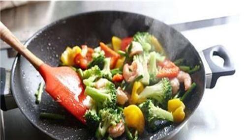 舜网 炒菜“雷区”你知道几个？很多人对炒菜有一个误解，爆炒真的好吗？