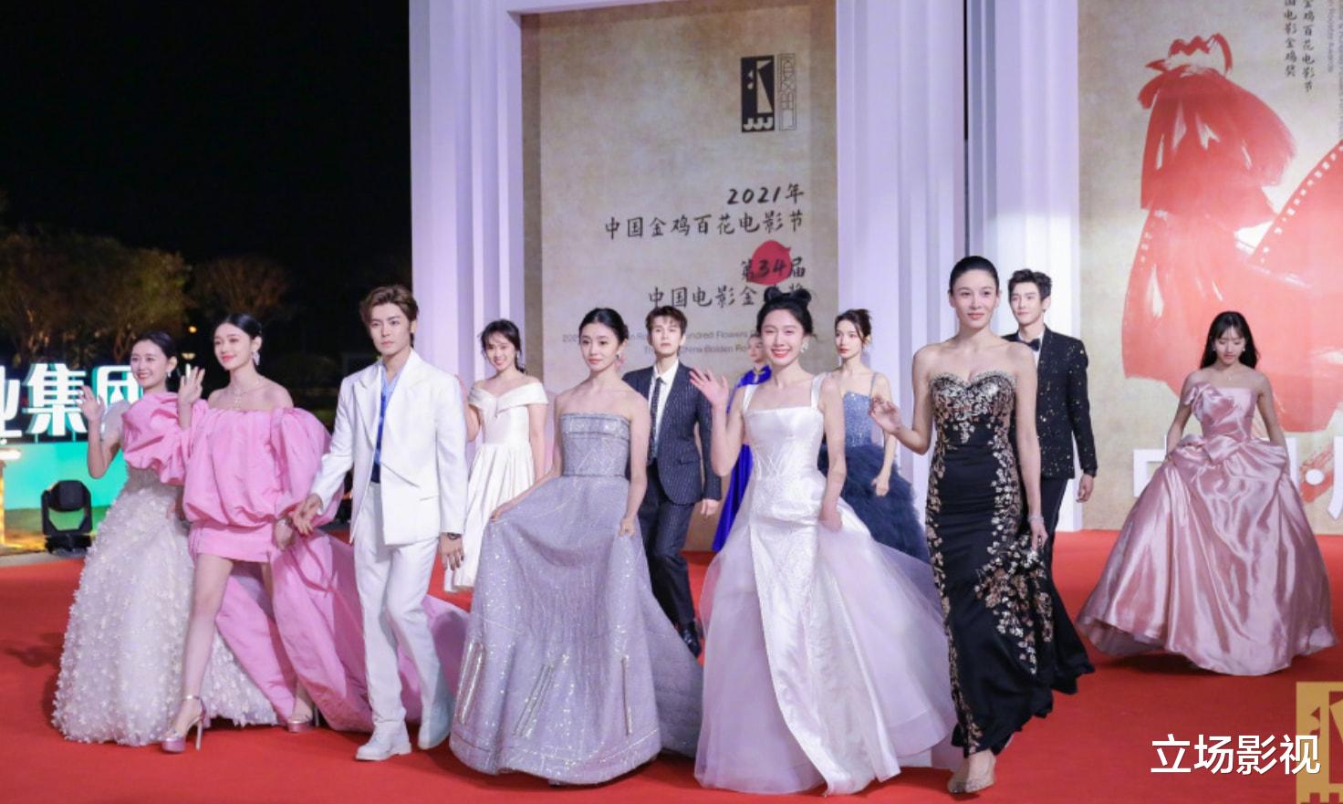 张译|34届金鸡红毯，张译紧张到搓衣角，青年演员蹲下为陈道明“让镜”