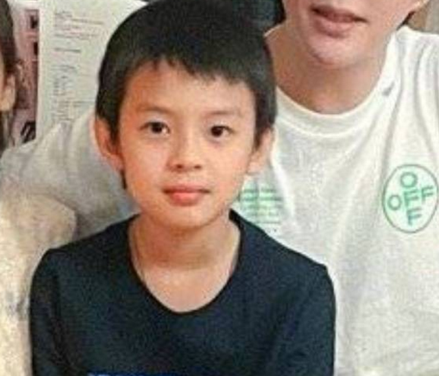 邓超|邓超一家合照:孙俪和儿子酷似复制粘贴,女儿展现家族强大基因