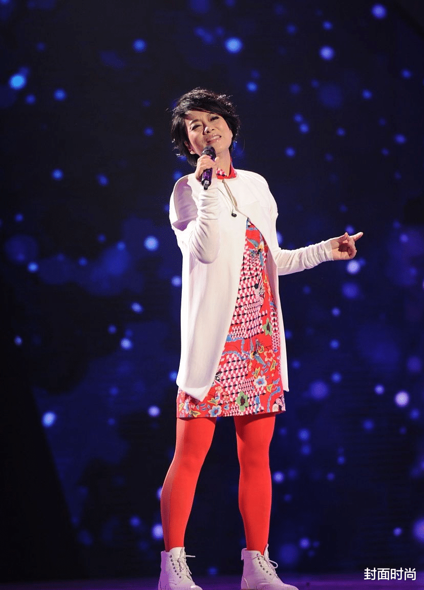 封面时尚 毛阿敏真是时尚“鼻祖”,前红后粉的丝袜好高调,年轻人都不敢穿