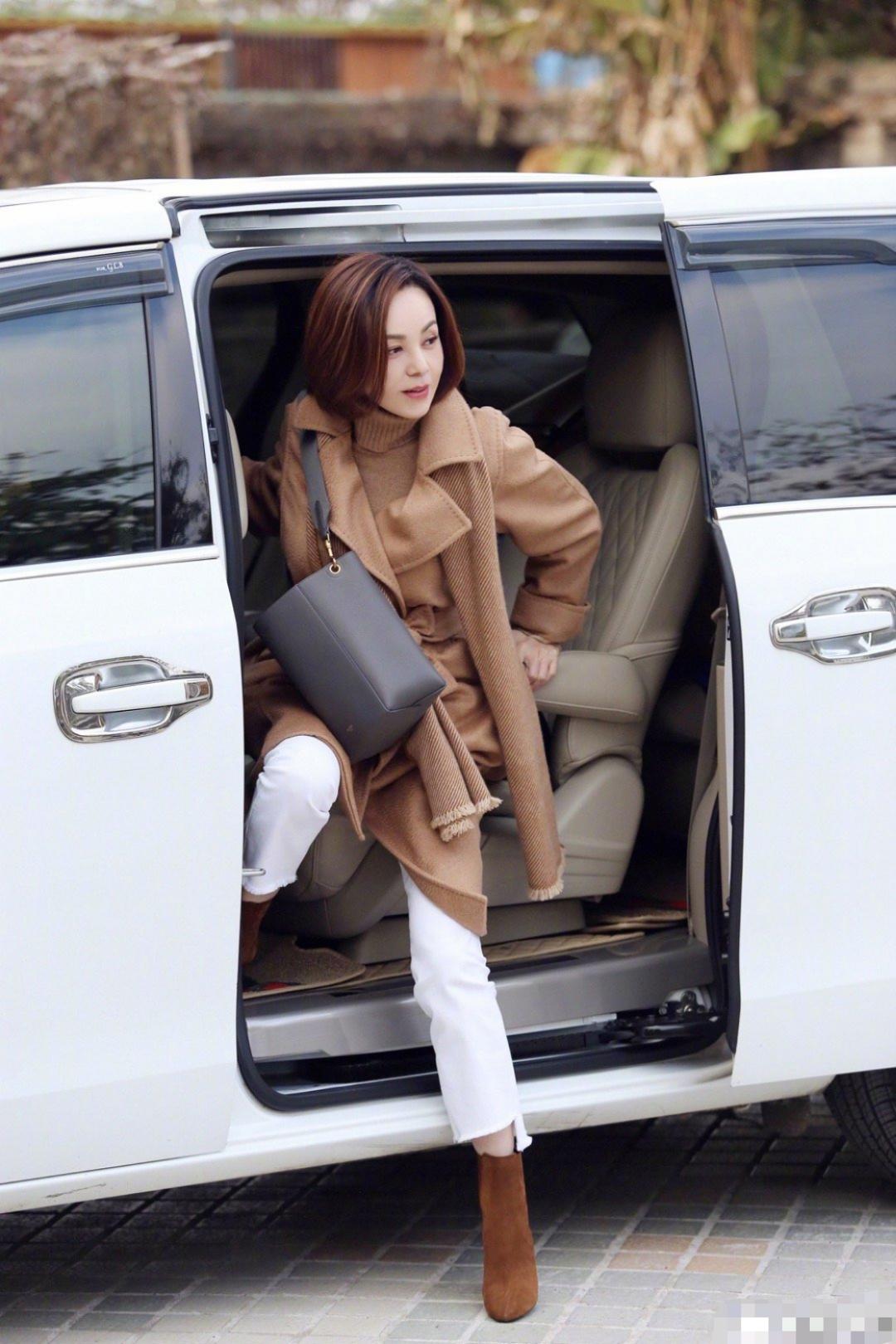 穿衣搭配|“雪姨”王琳保养得真好，干练短发优雅穿搭超减龄，50岁风韵不减