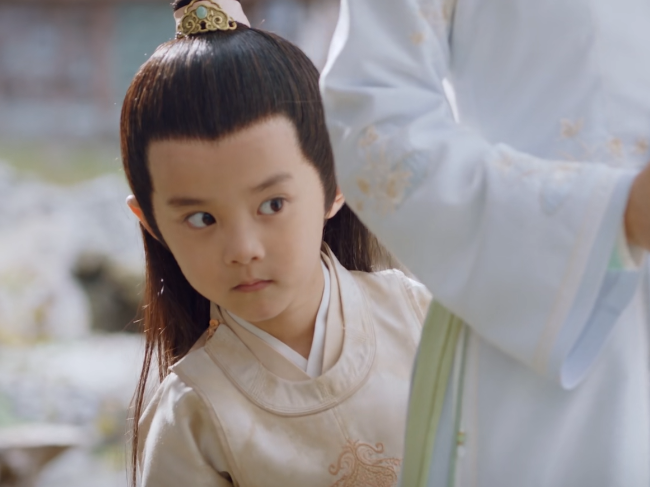 锦心似玉|《锦心似玉》十一娘哄谆哥睡觉，侯爷吃醋和儿子争宠！吻戏太甜了