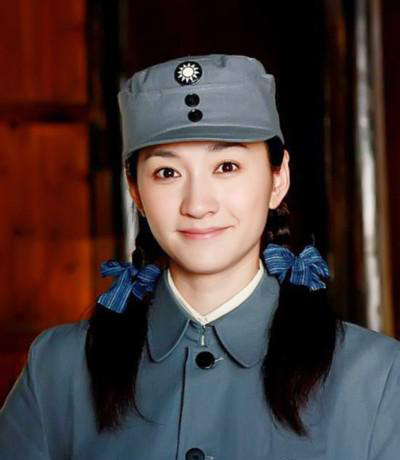 迪丽热巴|40位女明星军装照：赵丽颖金晨英气逼人，热巴娇俏，景甜青春可人