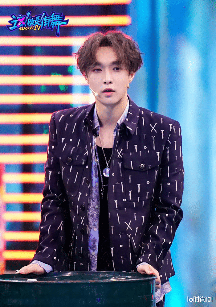 lo时尚咖|张艺兴在《街舞4》里潮男范太足，抽象印花太炫酷，简单却不平庸