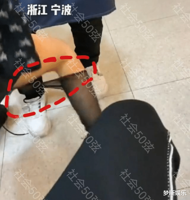 宁波:女子醉酒后躺地上呻吟,腿上丝袜只剩一只,背后有故事?
